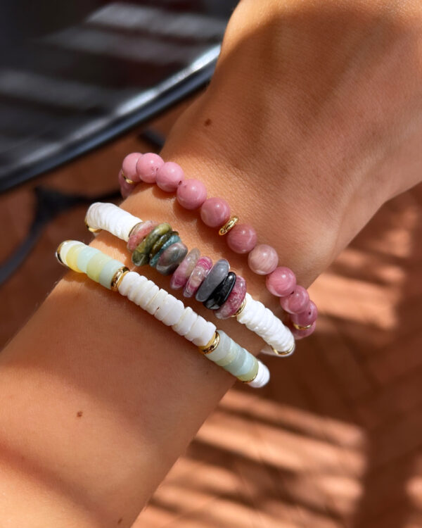 photo portée bracelets en perles d'amazonite, de tourmaline et de rhodonite