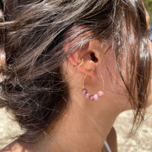 photo portées des boucles d'oreilles en perles de Rhodonite