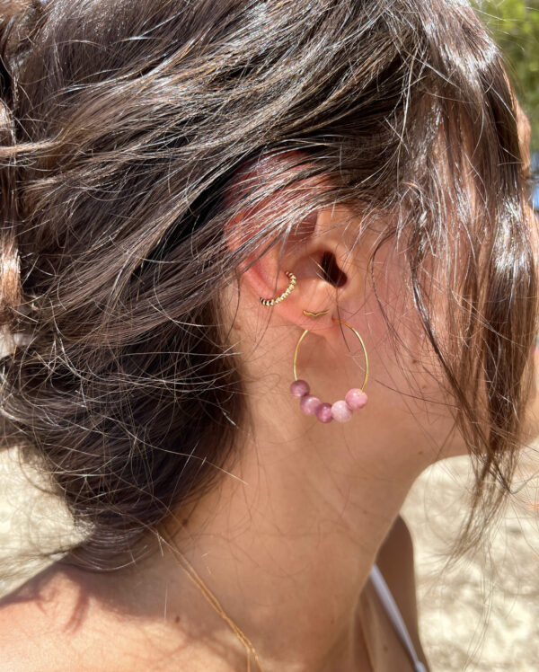 photo portées des boucles d'oreilles en perles de Rhodonite