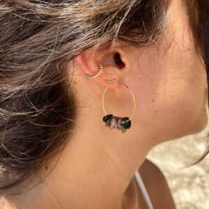 photo portée boucles d'oreilles en tourmaline