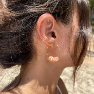 photo portée boucles d'oreilles en pierres de soleil