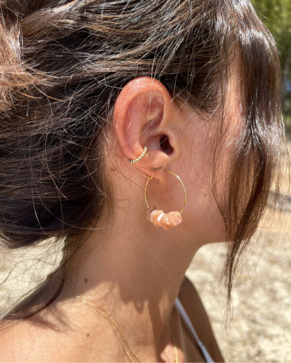 photo portée boucles d'oreilles en pierres de soleil